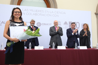 Edna González Bernal en la ceremonia de entrega de las Becas para Mujeres en la Ciencia L´Oréal-Unesco-Conacyt-AMC 2017.