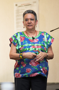 La doctora Gloria Soberón Chávez, del Instituto de Investigaciones Biomédicas, durante la charla 'Una nueva mirada a la evolución de las bacterias', ofrecida en el Segundo Encuentro Ciencia y Humanismo Centro de la AMC.