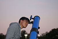 Un joven observa el cielo diurno en Ciudad Universitaria.