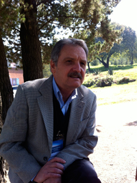 El doctor Juan Pedro Laclette San Román durante la entrevista realizada en los jardines de la Academia Mexicana de Ciencias.