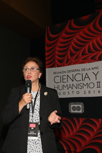 La investigadora científica Blanca Buitrón Sánchez, del Departamento de Paleontología del Instituto de Geología de la UNAM, durante su participación en la Reunión General de la AMC Ciencia y Humanismo II.