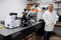 El doctor Francis Avilés Cetina, Premio de Investigación 2017 de la Academia Mexicana de Ciencias en el área de ingeniería y tecnología, en su laboratorio en el Centro de Investigación Científica de Yucatán.