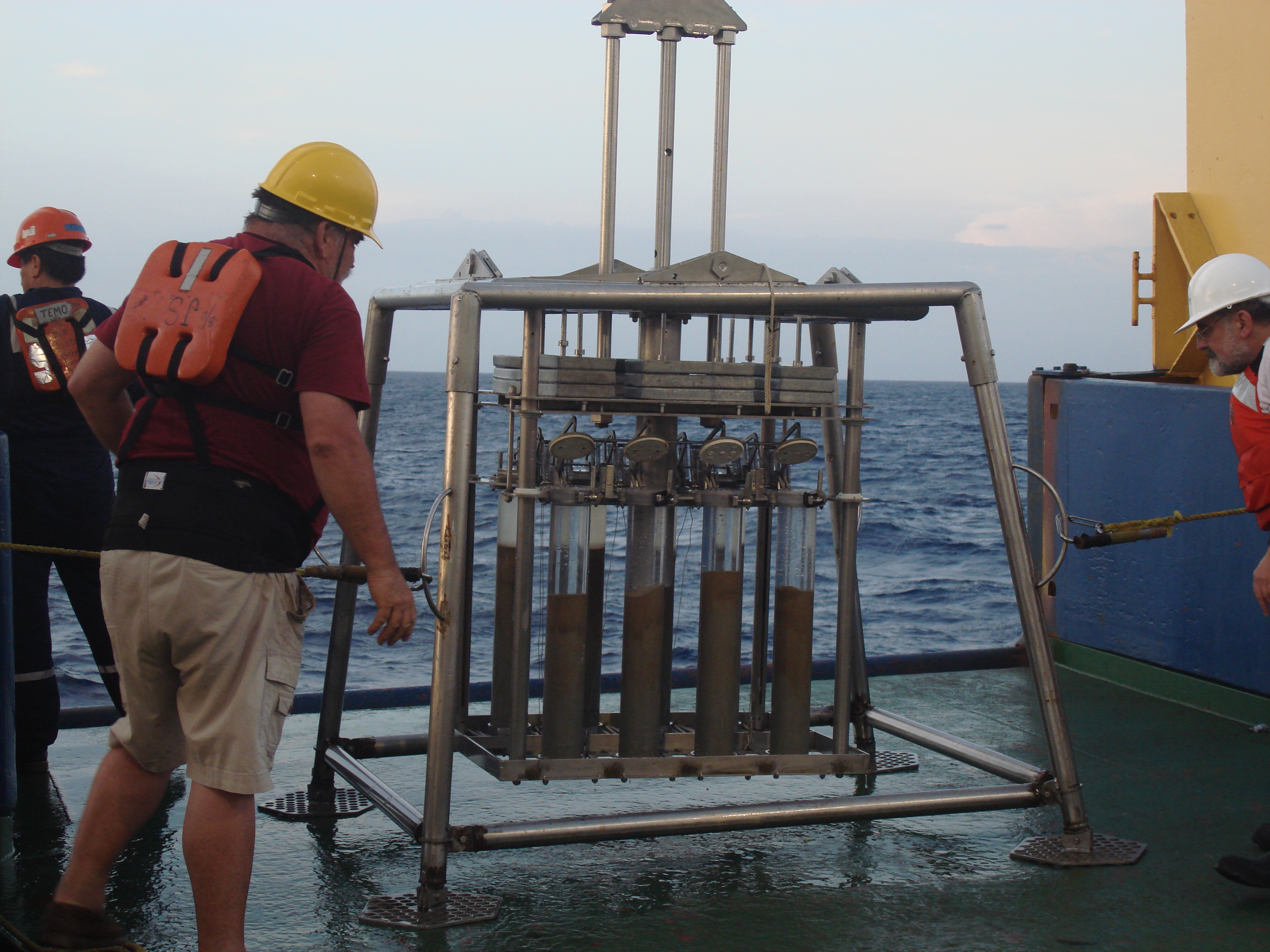 Núcleos de sedimento colectados a 3,500 metros de profundidad en el Golfo de México con restos de hidrocarburos aromáticos polinucleares.