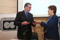 La doctora Cristina Puga Espinosa, coordinadora de la Comisión de Membresía en Ciencias Sociales y Humanidades de la AMC, hace entrega del diploma que reconoce al doctor Carlos Vélez-Ibáñez como miembro correspondiente.