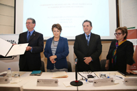 El doctor Carlos Vélez-Ibáñez muestra el diploma que lo acredita como miembro correspondiente de la Academia Mexicana de Ciencias.