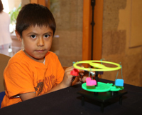 Niños de nivel primaria desarrollaron habilidades en programación, electrónica, mecánica, matemáticas y conceptos de magnetismo durante el taller, en el que pudieron armar distintos móviles, como ruedas de la fortuna y sillas voladoras.