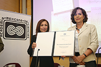 La doctora Consuelo Naranjo Orovio (izquierda), nueva miembro correspondiente de la Academia Mexicana de Ciencias (AMC), en la ceremonia de su ingreso, la cual tuvo lugar en El Colegio de México. La expresidenta de la Academia, Rosaura Ruiz, hizo entrega del diploma.