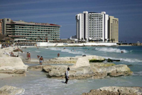 En 2005 el huracán Wilma marcó un antes y un después en Cancún, Quinta Roo, desde entonces se tiene que rellenar la zona costera con arena tras perderse siete millones de metros cúbicos, lo que dejó al descubierto la parte rocosa.