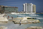 En 2005 el huracán Wilma marcó un antes y un después en Cancún, Quinta Roo, desde entonces se tiene que rellenar la zona costera con arena tras perderse siete millones de metros cúbicos, lo que dejó al descubierto la parte rocosa.