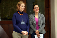 La doctora Soledad Loaeza y Valeria Sánchez, creadora y actual coordinadora de la OMH, respectivamente, durante la bienvenida al certamen en el que participan 98 alumnos entre 12 y 16 años.