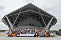 En la escalinata del Prince Mahidol Hall, participantes de 76 países en la ?49ª Olimpiada Internacional de Química, realizada del 6 al 15 de julio de 2017 en Tailandia.