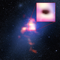 Imagen del telescopio espacial Hubble de la NASA/ESA. En primer plano (rojo) los datos de ALMA, que muestran la distribución de monóxido de carbono en el interior y alrededor de la galaxia ubicada en el centro del cúmulo de galaxias Abell 2597. En el recuadro se muestran los datos de ALMA acerca de la “sombra” de nubes frías de gas que dejan caer su material sobre el agujero negro.