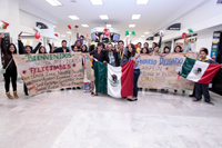 Con vivas y porras fueron recibidos los estudiantes mexicanos por familiares y amigos en el Aeropuerto Internacional de la Ciudad de México.