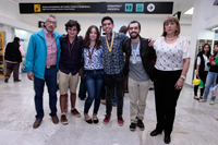 El equipo mexicano con el delegado Miguel Ángel Palomino Garibay y la coordinadora de la Olimpiada Nacional de Biología, Cristina Revilla Monsalve (en los extremos).