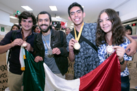 La delegación mexicana que obtuvo cuatro medallas en la X Olimpiada Iberoamericana de Biología celebrada en Brasilia, Brasil: Juan G. Gutiérrez Bravo (bronce), Erick I. Navarro Delgado (oro), Daanae E. Jasso Meléndez (bronce) y Diego A. Echánove Cuevas (plata).