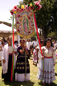 Algunos grupos de migrantes mexicanos que llegan a Estados Unidos reproducen las fiestas patronales de sus comunidades de origen con el fin de integrarse y hacerse visibles en la sociedad de destino.