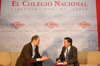 Comentan Juan Villoro y Jaime Urrutia los alcances del convenio de colaboración entre la Academia Mexicana de Ciencias y El Colegio Nacional.