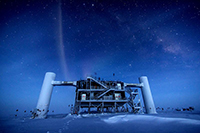 El observatorio IceCube, un telescopio de neutrinos situado en la estación Amundsen-Scott del Polo Sur, registró datos que podrían usarse para rastrear los rayos cósmicos.