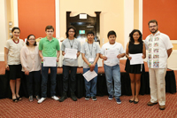 Los cinco ganadores de la etapa nacional de la IX Olimpiada Mexicana de Historia acompañados por integrantes del comité organizador del certamen de la Academia Mexicana de Ciencias.