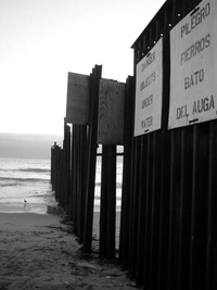 Imagen: Muro fronterizo de Tijuana-San Ysidro. En la zona fronteriza de San Ysidro, en San Diego, California, y Tijuana, Baja California, se reportaron 5 mil 600 muertes de migrantes mexicanos indocumentados entre 1994 y 2009, informó Guillermo Castillo Ramírez, investigador del Departamento de Geografía Social del Instituto de Geografía de la UNAM.
