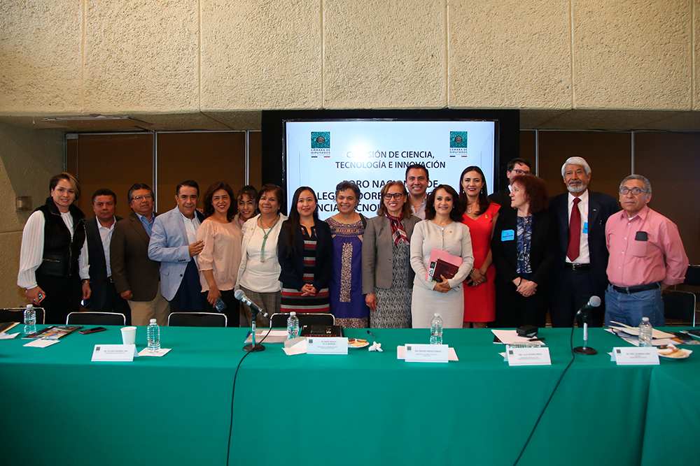 Legisladores y académicos se reúnen en un Foro Nacional de Legisladores para tratar temas relacionados con la ciencia, la tecnología y la innovación.