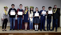 Los ganadores de la X Olimpiada Mexicana de Historia (OMH), certamen que organiza la Academia Mexicana de Ciencias y Fundación Televisa, acompañados por integrantes del comité académico durante la ceremonia de premiación.