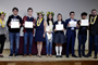 Los ganadores de la X Olimpiada Mexicana de Historia (OMH), certamen que organiza la Academia Mexicana de Ciencias y Fundación Televisa, acompañados por integrantes del comité académico durante la ceremonia de premiación.