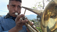En la imagen, trompetista integrante de banda. La  música indígena del noroeste con componentes prehispánicos contempla raspadores, aerófonos, instrumentos de percusión y tambores de agua.