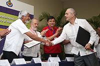 El presidente de la Academia Mexicana de Ciencias, doctor José Luis Morán López, da la bienvenida al doctor Adrian Bejan como nuevo miembro correspondiente de la AMC.