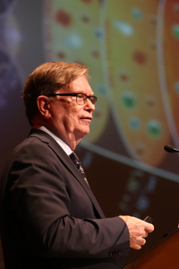 El estadounidense George Smoot, Premio Nobel de Física 2006.