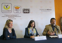 Axelle Roze, Mara Robles y José Franco, durante la firma del convenio que beneficiará a jóvenes en conflicto con la ley.