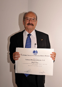 El doctor Miguel Pérez de la Mora, director de la revista Ciencia, muestra el reconocimiento que le otorgó la CANIEM.