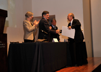 El doctor Miguel Pérez de la Mora, director de la revista Ciencia, recibió del presidente de la CANIEM, José Ignacio Echeverría el Premio al Arte Editorial 2015 y una mención especial por los 75 años de la publicación.