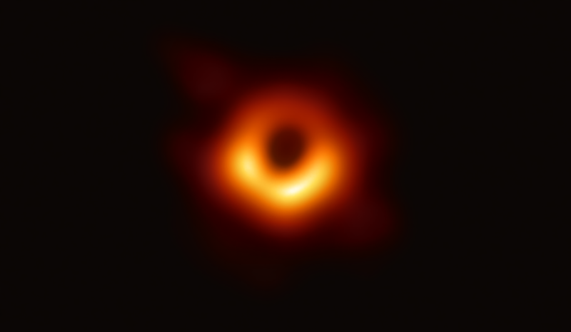 Primera imagen de un hoyo negro supermasivo obtenida por el experimento Telescopio de Horizonte de Eventos, en el que participan más de 200 científicos de todo el mundo.