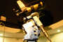El telescopio de una tonelada de peso, tiene 20 pulgadas de diámetro con una sensibilidad a la luz 16 mil veces más potente que el ojo humano.
