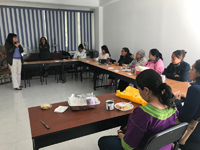 Un grupo de mujeres escuchan una conferencia sobre alimentación saludable.