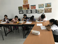 Un grupo de niñas participa en el taller sobre el tema de la evolución.