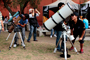 Cientos de promotores y voluntarios en todo el país hicieron posible la obtención del récord. En la imagen captada en Universum, jóvenes universitarios preparan los equipos.