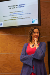 La doctora Karen Volke durante la charla “Historias breves de luz y fuerza” en abril pasado, en el marco del Ciclo de Conferencias Magistrales que organizan la Sociedad Mexicana de Física, la Academia Mexicana de Ciencias y la Facultad de Ciencias como parte de las actividades de 2015 Año Internacional de la Luz y las tecnologías basadas en la luz.