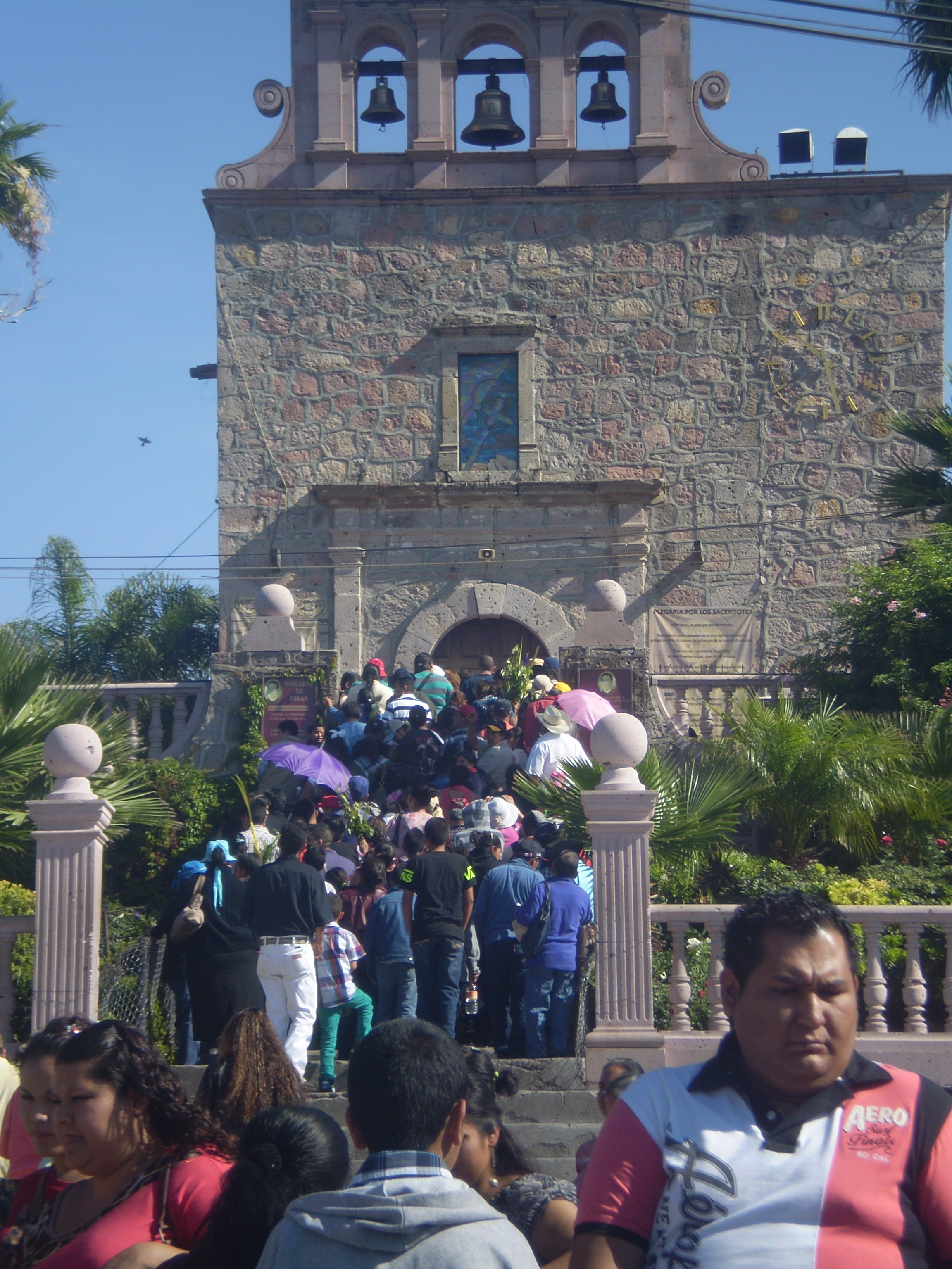 En la imagen el santuario de Santo Toribio Romo, en la región de Los Altos de Jalisco, que ya no tiene capacidad para reunir a flujos importantes de visitantes, esto debido a que su culto emergió con fuerza después del año 2000.
