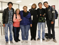 Gustavo Casas, Lupita Vidal (asesora), Katherine Valencia, Cristina Revilla (coordinadora de ONB), Ernesto Ferruzca y Pablo Rosiles, delegación mexicana que representó al país en la XXVI Olimpiada Internacional de Biología 2015