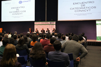 Enrique Cabrero Mendoza, director general del Conacyt, dio la bienvenida a los integrantes del programa Cátedras para Jóvenes Investigadores. En la mesa de honor lo acompañaron Julia Tagüeña, Jaime Urrutia Fucugauchi, Elías Micha y Roberto Rodríguez.