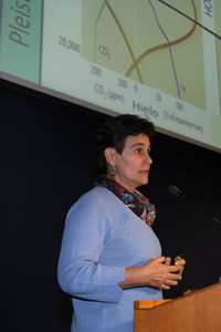 Doctora Margarita Caballero Miranda, del Instituto de Geofísica de la UNAM, especialista en ambientes lacustres, durante la conferencia 