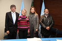 En el cierre de la reunión internacional “Derecho a los cielos oscuros” participaron William Lee, coordinador de la Investigación Científica y secretario de la Academia Mexicana de Ciencias; Nuria Sanz, directora y representante de la Oficina de la Unesco en México; Silvia Torres Peimbert, presidenta de la Unión Astronómica Internacional; y José Franco, coordinador del Foro Consultivo Científico y Tecnológico.