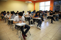 Estudiantes de nivel bachillerato participantes en la  XXVII ONB en el primer día de exámenes.