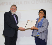 El doctor William D. Phillips, Premio Nobel de Física 1997, recibe el diploma que lo acredita como Miembro Correspondiente de la Academia Mexicana de Ciencias.