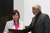 El doctor José Luis Morán López, presidente de la Academia Mexicana de Ciencias, entrega el diploma de miembro correspondiente a la doctora Aurora Hernández Machado, profesora-investigadora del Departamento de Física de la Materia Condensada de la Facultad de Física de la Universidad de Barcelona, España.