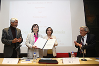 La doctora Aurora Hernández Machado (segunda de izq. a der.) muestra el diploma que la acredita como miembro correspondiente de la Academia Mexicana de Ciencias (AMC). La ceremonia de ingreso, celebrada en el auditorio Alejandrá Jáidar del Instituto de Física de la UNAM, la presidieron el titular de la AMC, José Luis Morán López, y los investigadores Cecilia Noguez Garrido y Rafael Barrio Paredes, principal anfitrión de la científica española.