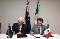Tim Spencer George, embajador de Australia en México, y el doctor Jaime Urrutia Fucugauchi durante la firma del Memorándum de Entendimiento en materia de cooperación científica entre la Academia Mexicana de Ciencias y la Academia Australiana de Ciencia, acto celebrado en la Residencia Oficial de Australia en la Ciudad de México.
