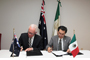 Tim Spencer George, embajador de Australia en México, y el doctor Jaime Urrutia Fucugauchi durante la firma del Memorándum de Entendimiento en materia de cooperación científica entre la Academia Mexicana de Ciencias y la Academia Australiana de Ciencia, acto celebrado en la Residencia Oficial de Australia en la Ciudad de México.